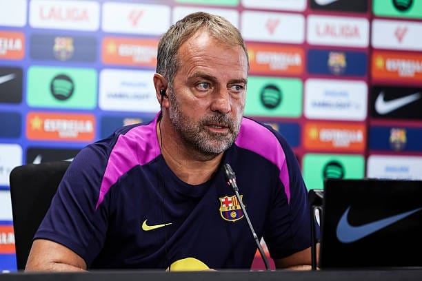 هانز فليك يؤكد تمسكه بلاعبي برشلونة ويُرفض رحيل فيرمين وكاسادو استعدادًا لموسم طويل وصعب