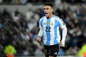 لاوتارو يتجاوز مارادونا والأرجنتين تكتسح فنزويلا بثلاثية في تصفيات كأس العالم 2026