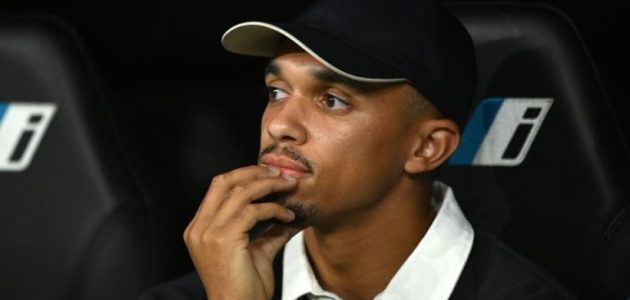 سبب تواجد أرنولد على دكة البدلاء أمام أتلتيكو مدريد